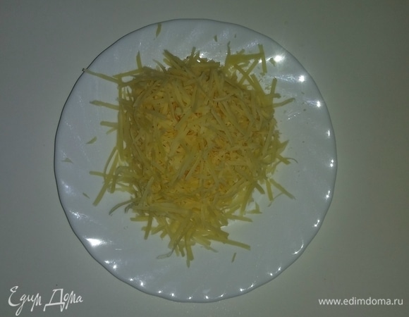 На мелкой терке нужно натереть сыр.