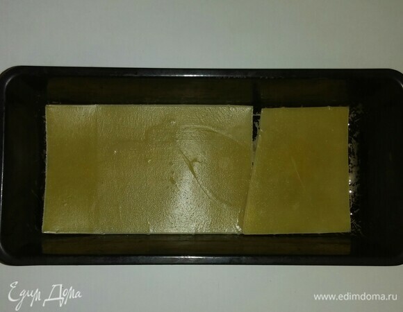 Собираем лазанью. В форму для запекания кладем вареные листы лазаньи.