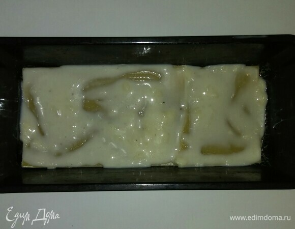 Смазываем их частью соуса бешамель.