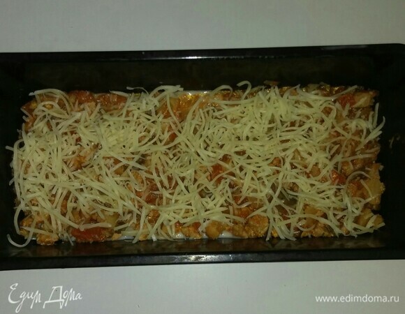 Посыпаем слой начинки частью тертого сыра.