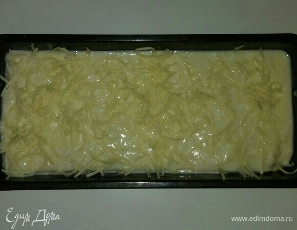 Затем снова кладем слой листов лазаньи и после этого снова часть соуса бешамель, начинка, честь тертого сыра. Последний слой листов лазаньи смазываем оставшимся соусом бешамель и посыпаем тертым сыром. Разогреваем духовку до 190°C и ставим в нее форму с лазаньей на 45 минут (время приготовления зависит от вашей духовки).