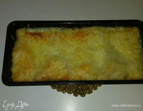 Спустя указанное время вынимаем форму из духовки и подаем лазанью к столу. Приятного аппетита!