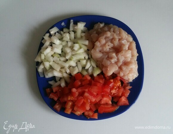 Репчатый лук, куриную грудку и помидор нарезать мелкими кубиками. Затем разогреть сливочное масло на сковороде и обжарить нарезанные овощи и курицу на среднем огне до готовности, постоянно помешивая. Снять сковороду с огня и остудить начинку для каннеллони.