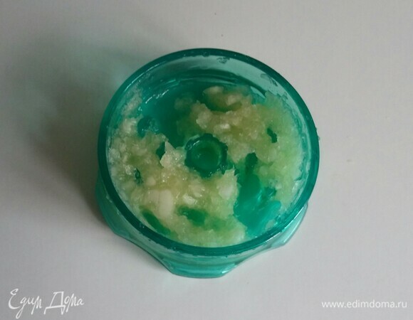 Зубчики чеснока измельчить.