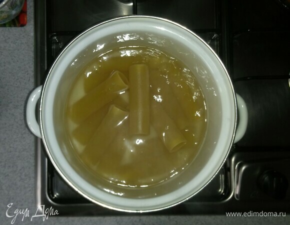 Отварить до полуготовности в кипящей подсоленной воде каннеллони.