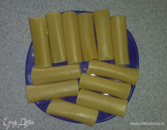 Затем вынуть каннеллони из воды и обсушить (вынимать нужно аккуратно, чтобы они не порвались).