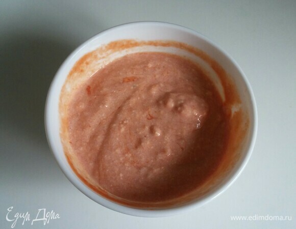 Далее необходимо приготовить соус, в котором будут запекаться каннеллони. Для этого в пиалке смешать протертые помидоры пассата, натуральный йогурт, измельченный чеснок, соль и свежемолотую смесь перцев.