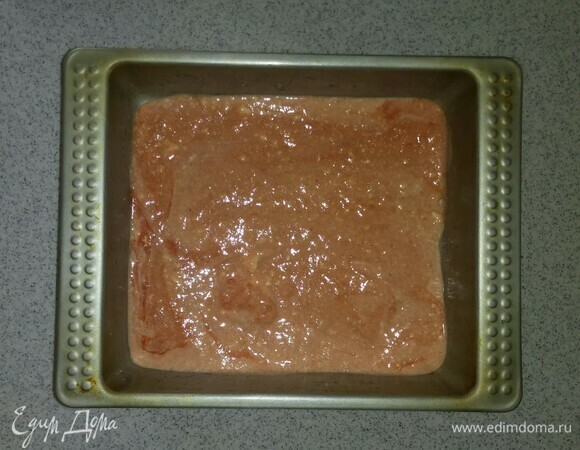 В форму для запекания выложить соус.