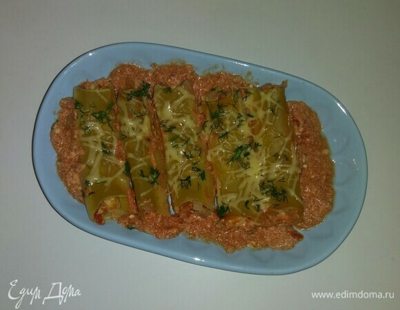 Спустя указанное время достать форму из духовки. Выложить каннеллони на тарелки, посыпать нарезанной зеленью укропа. Приятного аппетита!