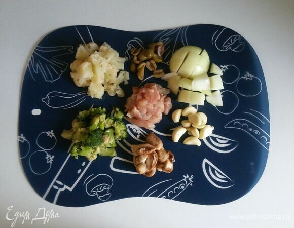 Для начала нужно подготовить ингредиенты для маффинов. Я использовала замороженные брокколи, цветную капусту и шампиньоны. Перед использованием их нужно разморозить при комнатной температуре. Репчатый лук, куриное мясо, цветную капусту и брокколи нарезать мелкими кубиками. Шампиньоны нарезать пластинками, оливки — пополам.