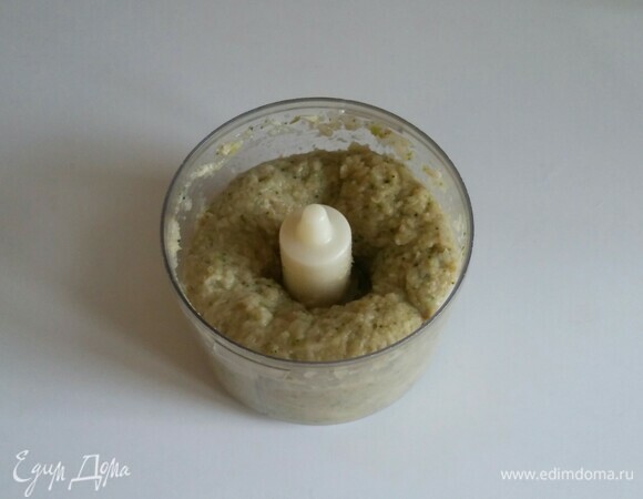 Сложить все нарезанные кубиками ингредиенты, а также оливки и зубчики чеснока в блендер и измельчить до состояния пюре.