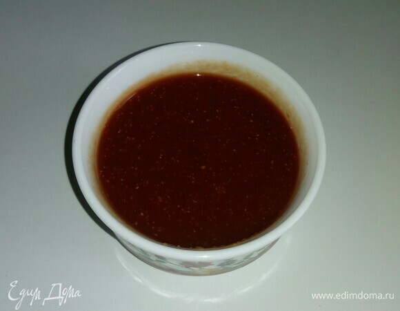 Для маффинов нужно приготовить соус. Для этого в глубокой пиале смешать протертые помидоры пассата, соевый соус, сушеный молотый чеснок (в ингредиентах указан просто сушеный чеснок), соль, смесь свежемолотого перца. Все перемешать.