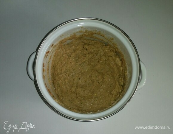 Выложить в кастрюлю измельченные овощи и курицу. Добавить туда соус, куриные яйца и просеянную блинную муку. Вымесить тесто для маффинов.