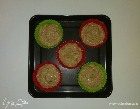 Смазать оливковым маслом формочки для выпечки и выложить в них тесто для маффинов (на 2/3 объема формочки). Затем разогреть духовку до 185°C и поставить в нее противень на 45 минут (время приготовления зависит от вашей духовки). За 5 минут до готовности посыпать маффины тертым сыром и запечь до готовности. Украсить тарелки листьями салата и выложить на них маффины. Приятного аппетита!