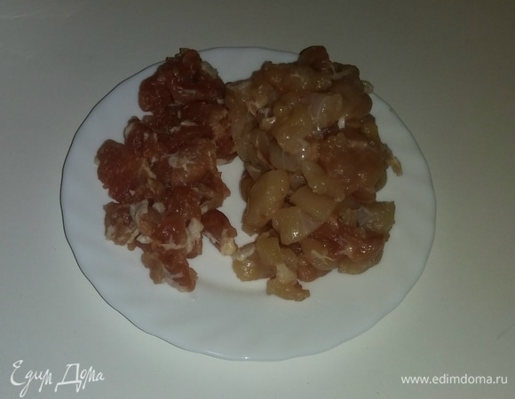 Отделить мясо курицы от костей (вес в ингредиентах указан без учета костей). Затем нарезать мясо курицы и свинину средними кубиками.