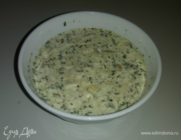 Приготовить соус для запеканки. Для этого смешать в глубокой емкости майонез, молоко, чеснок сушеный молотый (в ингредиентах он указан как сушеный чеснок), соль, перец черный молотый, зеленый лук (я использовала сушеный), приправу для мяса (вы можете использовать любую приправу для мяса, которая нравится) и приправу для овощей (я использовала приправу для салатов, но вы можете использовать любую приправу для овощей, которая вам нравится), куриное яйцо и оливковое масло. Все перемешать.