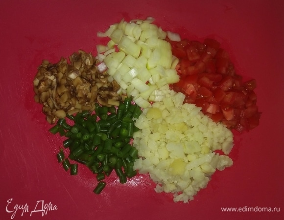 Помидоры, стручковую фасоль, шампиньоны, цветную капусту и репчатый лук нарезать мелкими кубиками.
