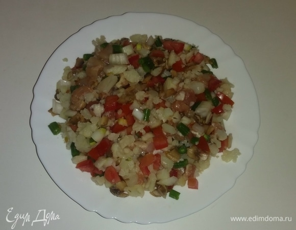 В глубокую емкость выложить нарезанные овощи, мясо и курицу. Все перемешать.