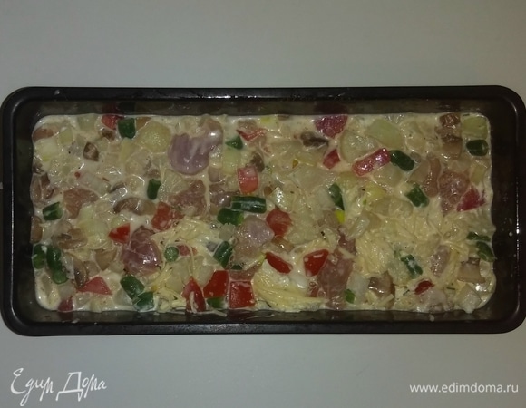 В форму для запекания выложить овощи с мясом и курицей. Добавить туда соус. Перемешать и посыпать тертым сыром. Разогреть духовку до 195°C и поставитьв нее форму с запеканкой на 45–50 минут (время приготовления зависит от вашей духовки). Приятного аппетита!