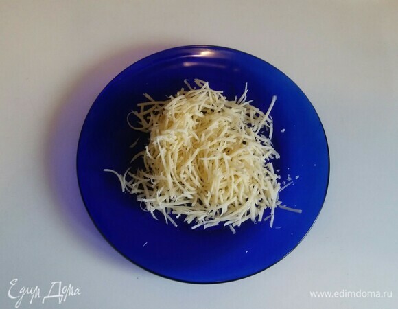 Сыр натереть на мелкой терке.