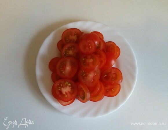 Помидоры черри нарезать кружочками.