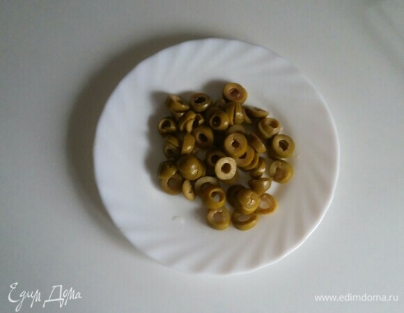 Оливки нарезать так же, как помидоры черри.