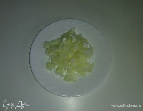 Репчатый лук нарезать мелкими кубиками.