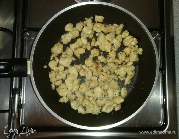 Смазать сковороду сливочным маслом и на среднем огне обжарить до готовности замаринованное нарезанное мясо курицы. Затем снять с огня и остудить.