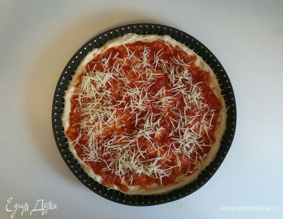 После этого выложить на соус тертый сыр.