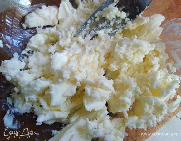 Сливочное масло размять вилкой.