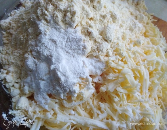 Всыпать кукурузную муку, разрыхлитель, натертый на мелкой терке сыр.
