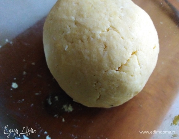 Замесить тесто. Убрать в холодильник минут на 30.