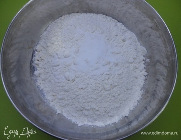 Смешивайте муку, разрыхлитель, соль и перец.