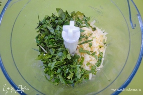 В блендере смешайте овсяную муку, сыр и зелень и измельчите в крошку.