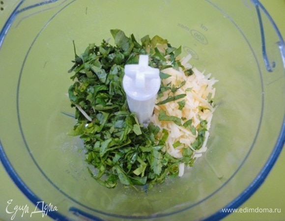 В блендере смешайте овсяную муку, сыр и зелень и измельчите в крошку.