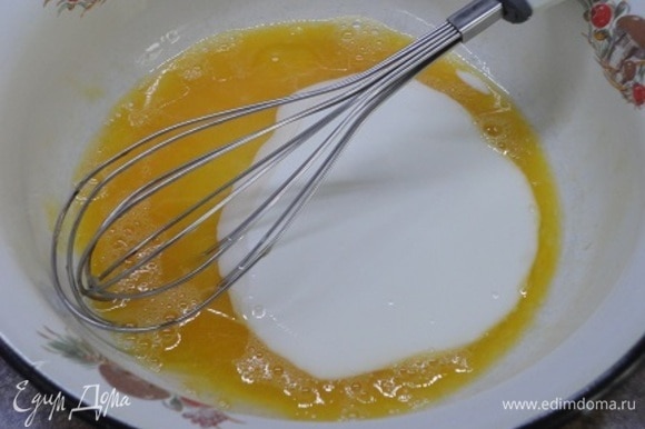 Отдельно смешиваем яйцо, кефир и масло, тщательно перемешиваем .