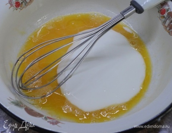 Отдельно смешиваем яйцо, кефир и масло, тщательно перемешиваем .