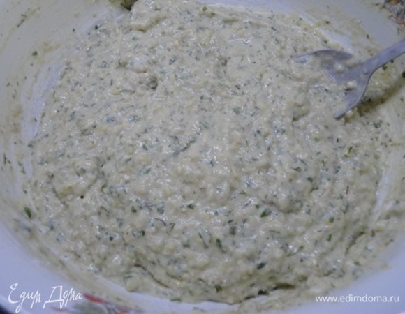 Смешиваем жидкие и сухие ингредиенты. При необходимости добавьте кефир.