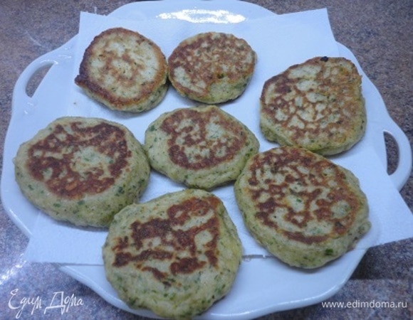 Жарим оладушки на смазанной маслом сковороде при умеренном нагреве, закрывая крышкой, с обеих сторон до румяности. Выкладываем на салфетку. Для соуса смешиваем все ингредиенты.