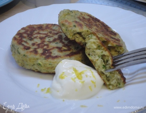 Можно и свежие овощи подать к таким оладушкам. Вкусного вам завтрака.