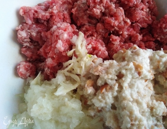 Мясо пропустить через мясорубку. Хлеб размочить в молоке. Измельчить лук и чеснок. Все соединить.