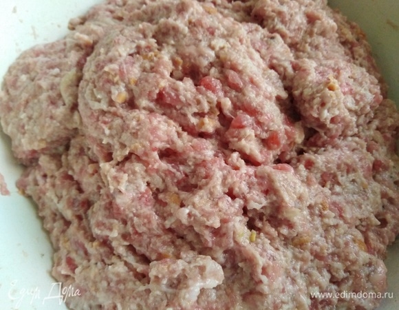 Добавить соль, перец. Фарш хорошо перемешать и выбить. Убрать в холодильник на 30 минут.