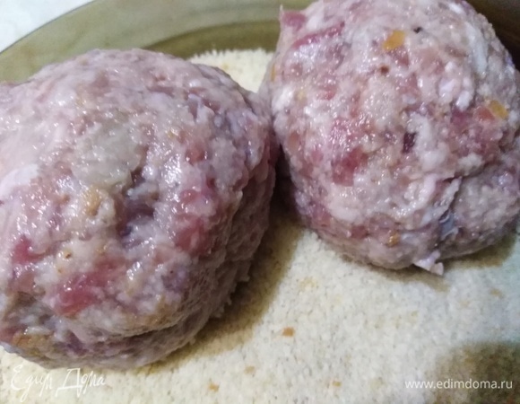Сформировать котлеты. Обвалять в сухарях.
