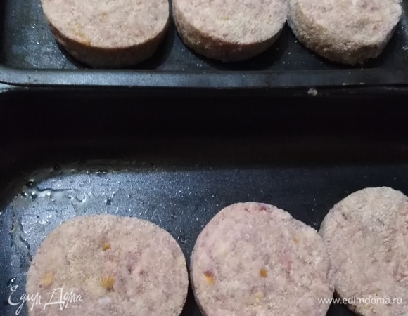 Выложить в смазанную растительным маслом форму. Накрыть фольгой. Запекать в разогретой духовке при 190°C 30 минут. Убрать фольгу и запекать еще 15 минут.