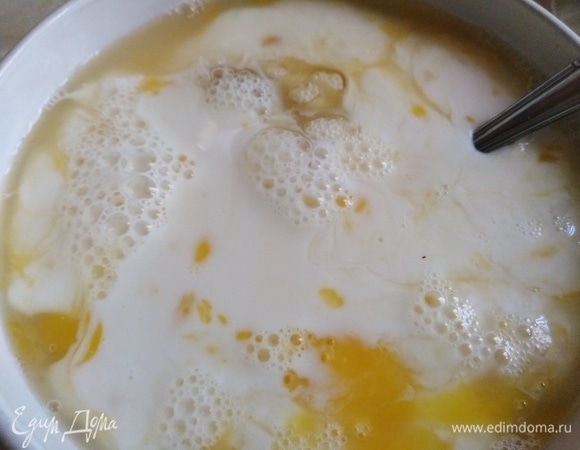 Яйца размешать, посолить, влить воду и молоко.