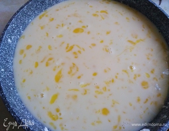 Перемешать вилкой. Перелить в смазанную сливочным маслом форму.