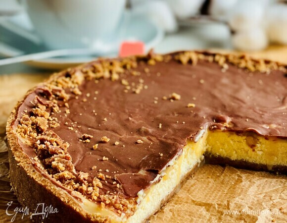 На водяной бане растопить шоколад со сливочным маслом, перемешать и полить получившейся глазурью торт. Оставить до полного застывания.