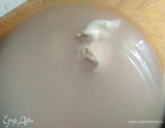 Закваску залить квасом. Перемешать.