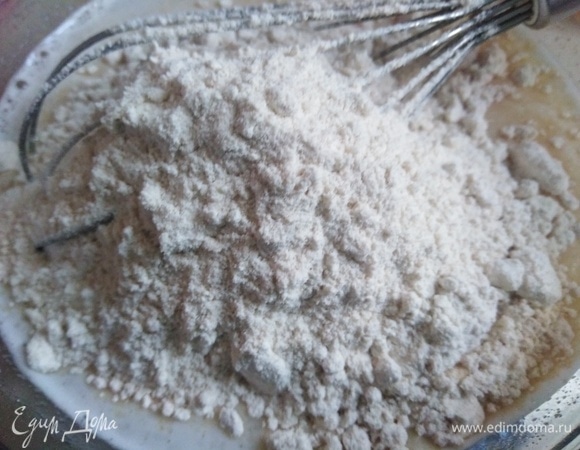 Всыпать муку.