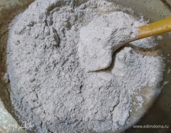 Всыпать муку.